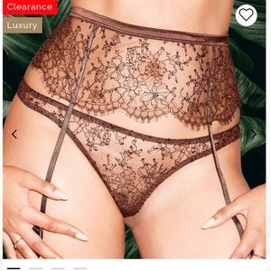 COCO DE MER Mickalene
Lace garter belt